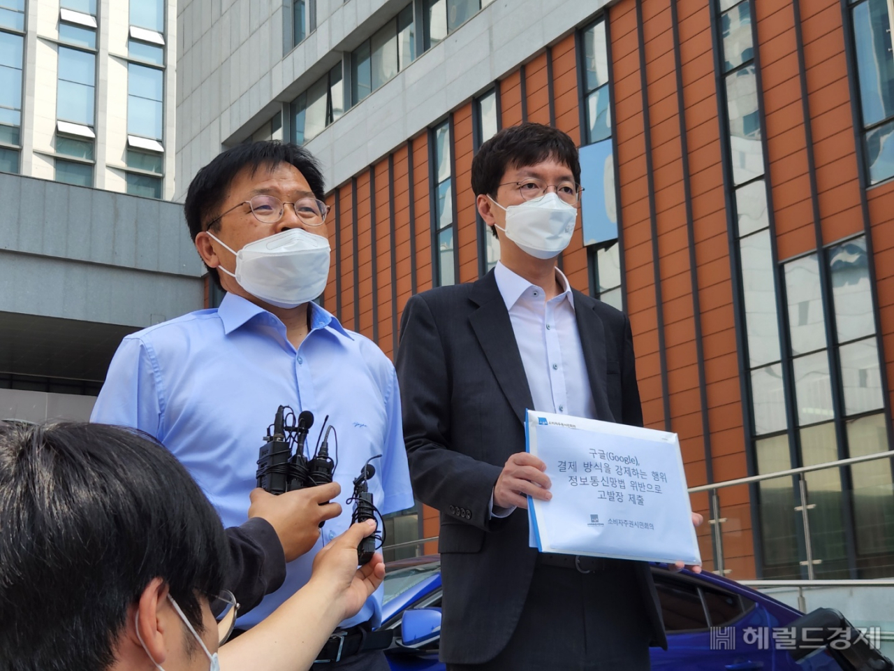 박순장 소비자주권시민회의 사무처장이 3일 오전 10시 30분 서울 강남경찰서 앞에서 구글 인앱결제 강제 정책에 대한 고발장을 제출하기 전 기자들에게 발언하고 있다. 권제인 수습기자