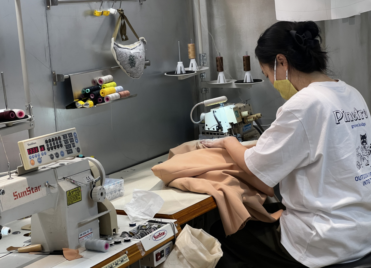 래코드 박스 아뜰리에에서 재킷을 리폼하고 있는 차정순 리메이커. [헤럴드경제DB]