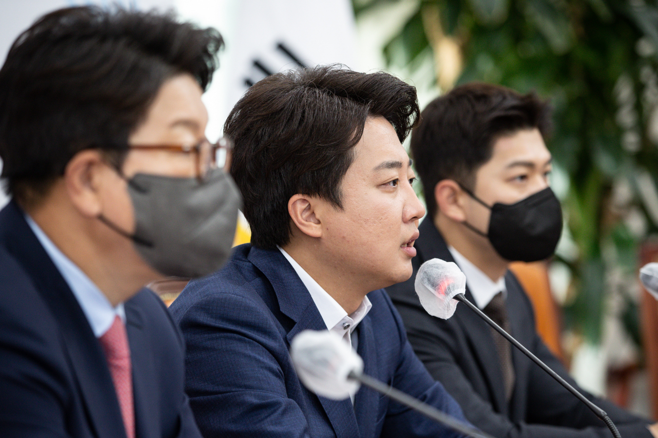 국민의힘 이준석 대표가 2일 오전 국회에서 열린 최고위원회의에서 발언하고 있다. [연합]