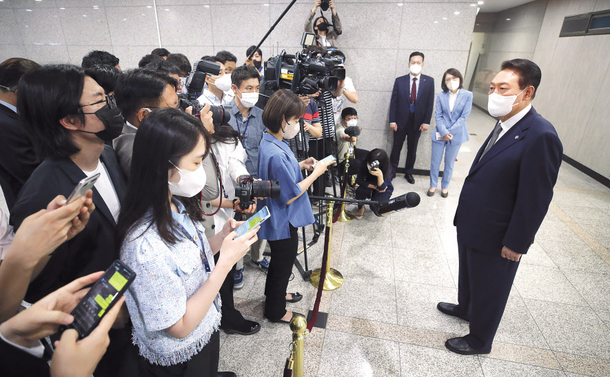 윤석열 대통령이 3일 오전 서울 용산 대통령실 청사로 출근하며 기자들의 질문에 답하고 있다. 윤 대통령은 이 자리에서 여당의 지방선거 압승과 관련된 질문을 받고 “정당의 정치적 승리를 입에 담을 상황이 아니다”면서 “지금 경제위기를 비롯한 태풍의 권역에 우리 마당이 들어가 있다”고 말했다. [연합]