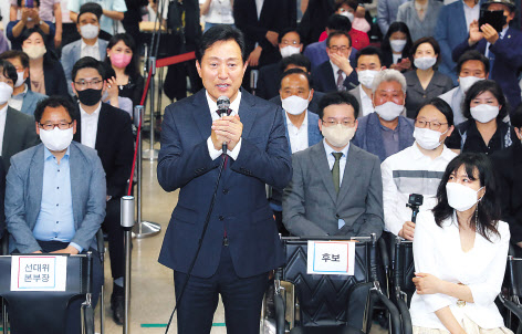 오세훈 국민의힘 서울시장 당선인이 2일 서울중구 프레스센터에 마련된 캠프 개표 상황실에서 당선이 확실시 되자 소감을 밝히고 있다. [연합]