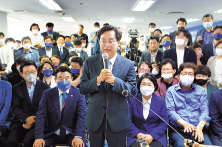 김동연 더불어민주당 경기도지사 당선인이 2일 오전 경기도 수원시 팔달구 선거사무소에서 당선이 확실시 되자 당선 소감을 말하고 있다. [연합]
