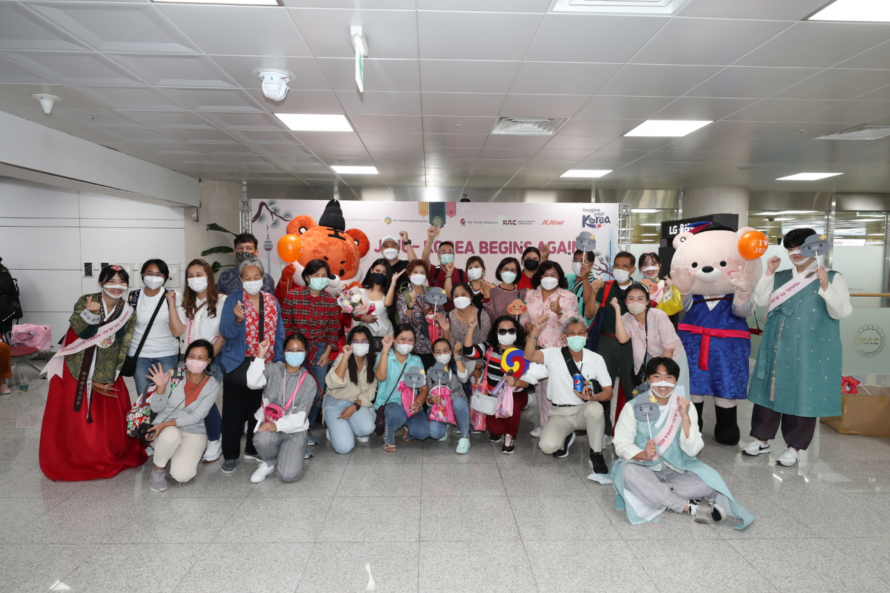 8일 아침 제주공항에서 열린 방콕발 단체여행객 환영행사