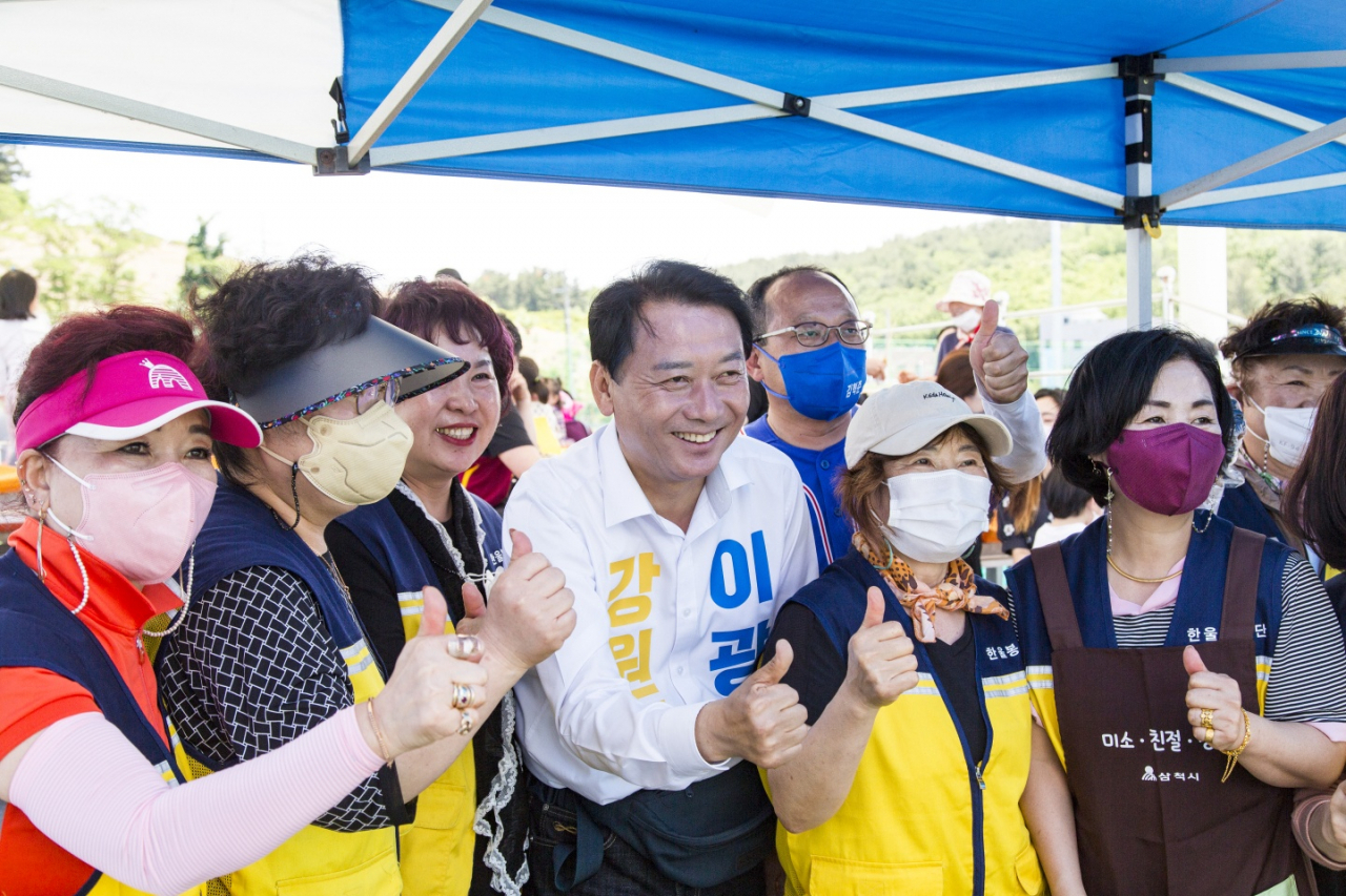 더불어민주당 이광재 강원도지사 후보가 28일 동해시 북평장을 방문해 지지를 호소하고 있다. [연합]