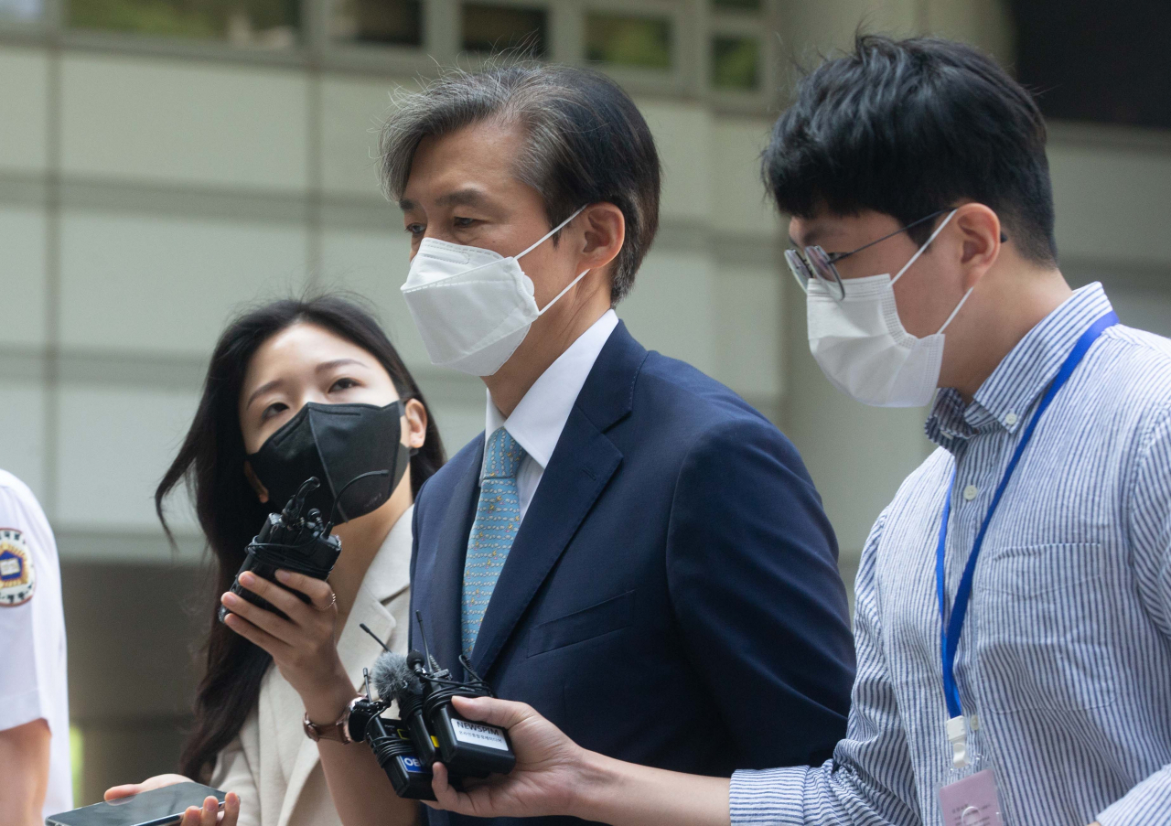 자녀 입시 비리 등의 혐의로 재판에 넘겨진 조국 전 법무부 장관이 3일 오전 서울 서초구 서울중앙지법에서 열린 1심 속행 공판에 출석하며 취재진 질문에 답하고 있다. [연합]