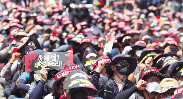 고물가로 기업들의 어려움이 커지고 있는 가운데 민주노총 화물연대가 오는 7일 총파업을 예고했다. 이에 따라 기업들은 물류 대란으로 인한 공급망 차질과 수출 납기 지연을 우려하고 있다. 사진은 화물연대 노조원들이 지난달 28일 서울 숭례문 앞 도로에서 총파업 결의대회를 하고 있는 모습. [연합]