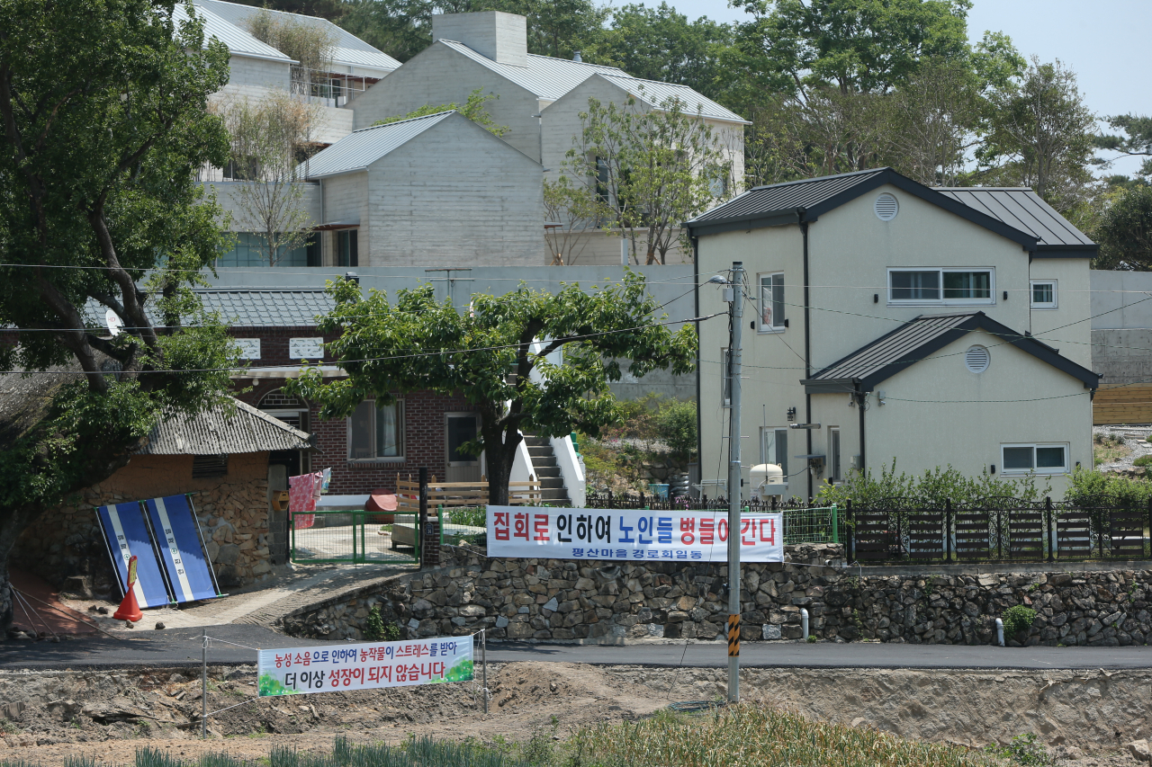 25일 경남 양산시 하북면 지산리 평산마을 문재인 전 대통령 사저 앞에 문 전 대통령 반대단체 집회, 1인 시위에 항의하는 마을주민 현수막이 내걸려 있다.[연합]