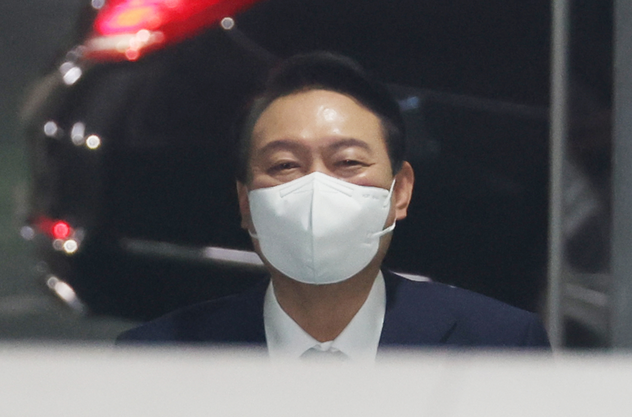 윤석열 대통령이 3일 오전 서울 용산 대통령실 청사로 출근하고 있다. [연합]