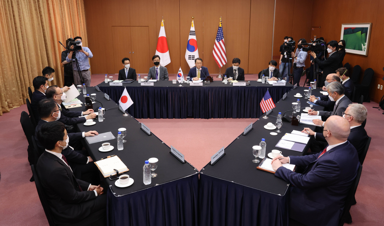 김건 외교부 한반도평화교섭본부장, 성 김 미국 국무부 대북특별대표, 후나코시 다케히로 일본 외무성 아시아·대양주국장이 3일 서울 종로구 외교부 청사에서 한미일 북핵수석대표 협의를 하고 있다. [연합]