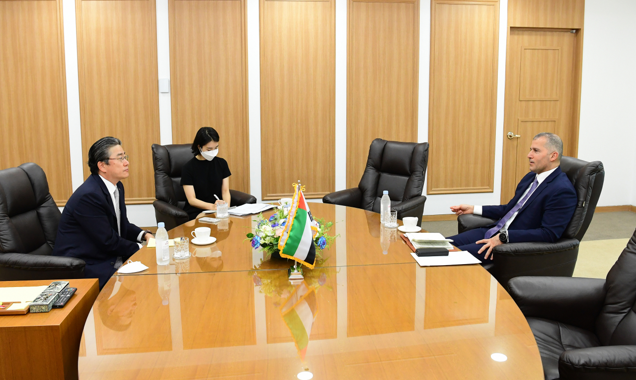 정승일 한국전력 사장이 3일 서울 서초구 한전아트센터에서 UAE 원전 사업 발주사인 UAE원자력공사(ENEC)의 모하메드 알 하마디 사장과 만나 원전 사업 현황을 논의하고 있다.[한국전력 제공]