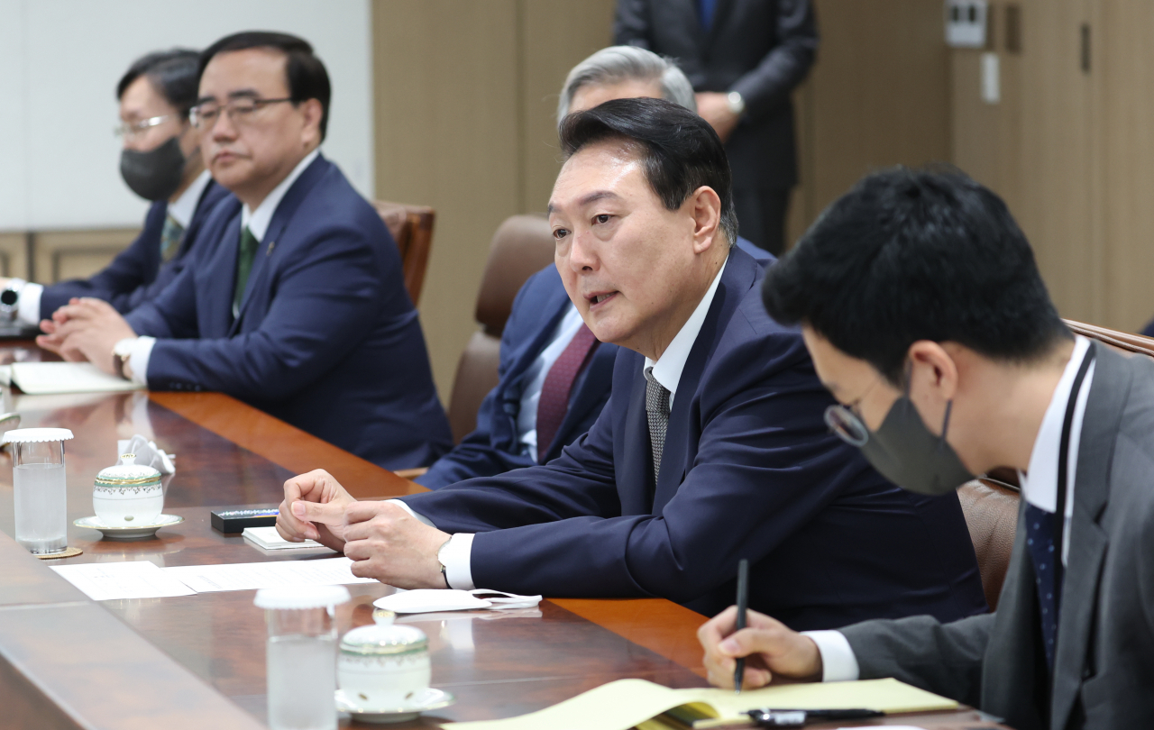 윤석열 대통령이 3일 오전 서울 용산 대통령실 청사에서 열린 미국 학계 및 전·현직 주요 인사 접견에서 발언하고 있다. 이날 접견에는 폴 월포위츠 전 미국방부 부장관, 에드윈 퓰너 전 헤리티지 재단 회장, 크리스토퍼 델 코소 주한 미국대사대리 , 정몽준 아산정책연구원 명예이사장이 참석했다. [연합]