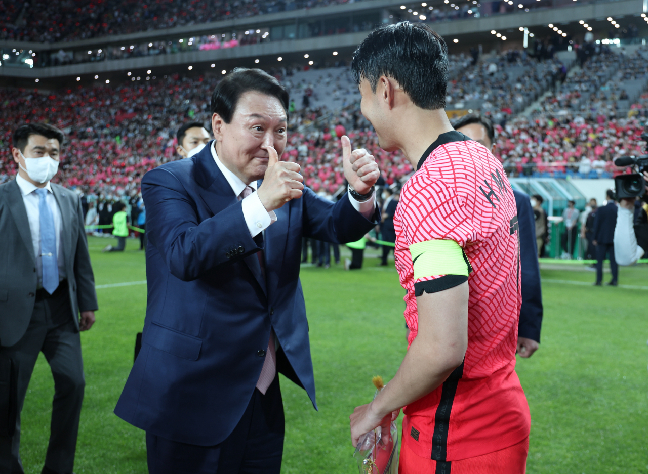 윤석열 대통령이 2일 오후 서울 마포구 서울월드컵경기장에서 남자 축구 국가대표팀 친선경기 대한민국과 브라질의 경기에 앞서 손흥민 선수를 향해 엄지척을 하고있다. [연합]