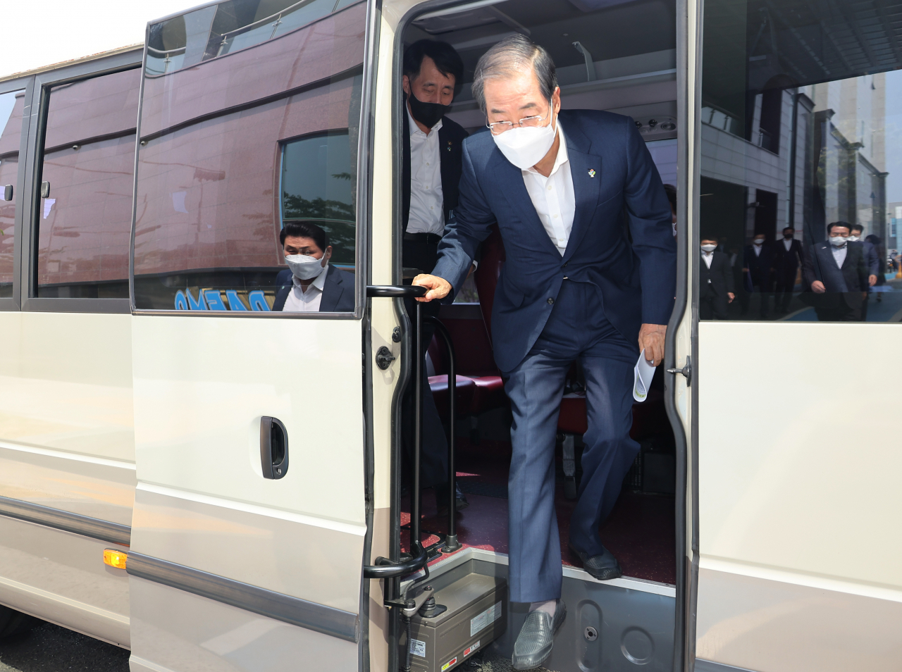 한덕수 국무총리가 3일 수행원들을 최소로 줄여 함께 미니버스를 타고 다니는 버스 행보를 시작했다. 한 총리가 이날 수행원들과 함께 이동한 후 버스에서 내리고 있다. [연합]
