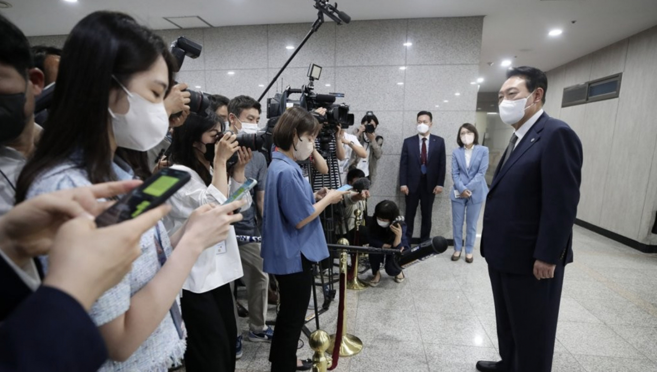 윤석열 대통령이 이날 오전 서울 용산 대통령실 청사로 출근하며 기자들의 질문에 답하고 있다. [연합]