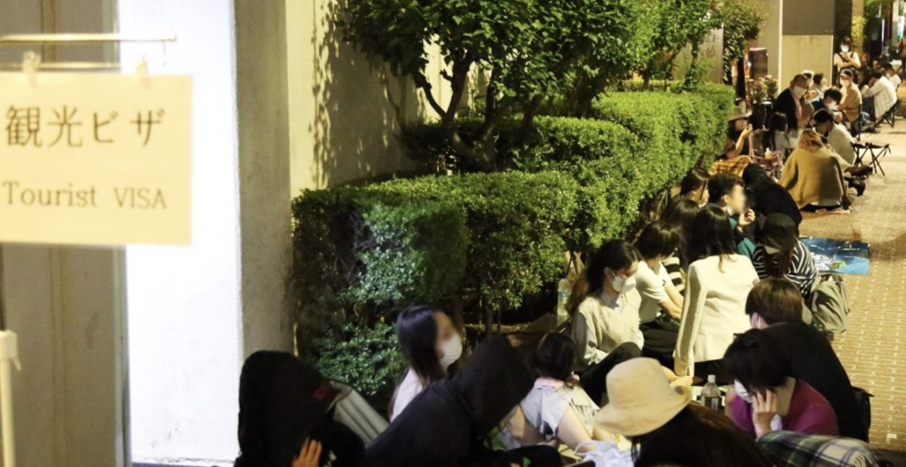 1일 오후 일본 도쿄 소재 주일본한국대사관 영사부 앞에서 한국 여행을 위한 비자(사증)를 신청하려는 일본인들이 기다리고 있다. [연합]