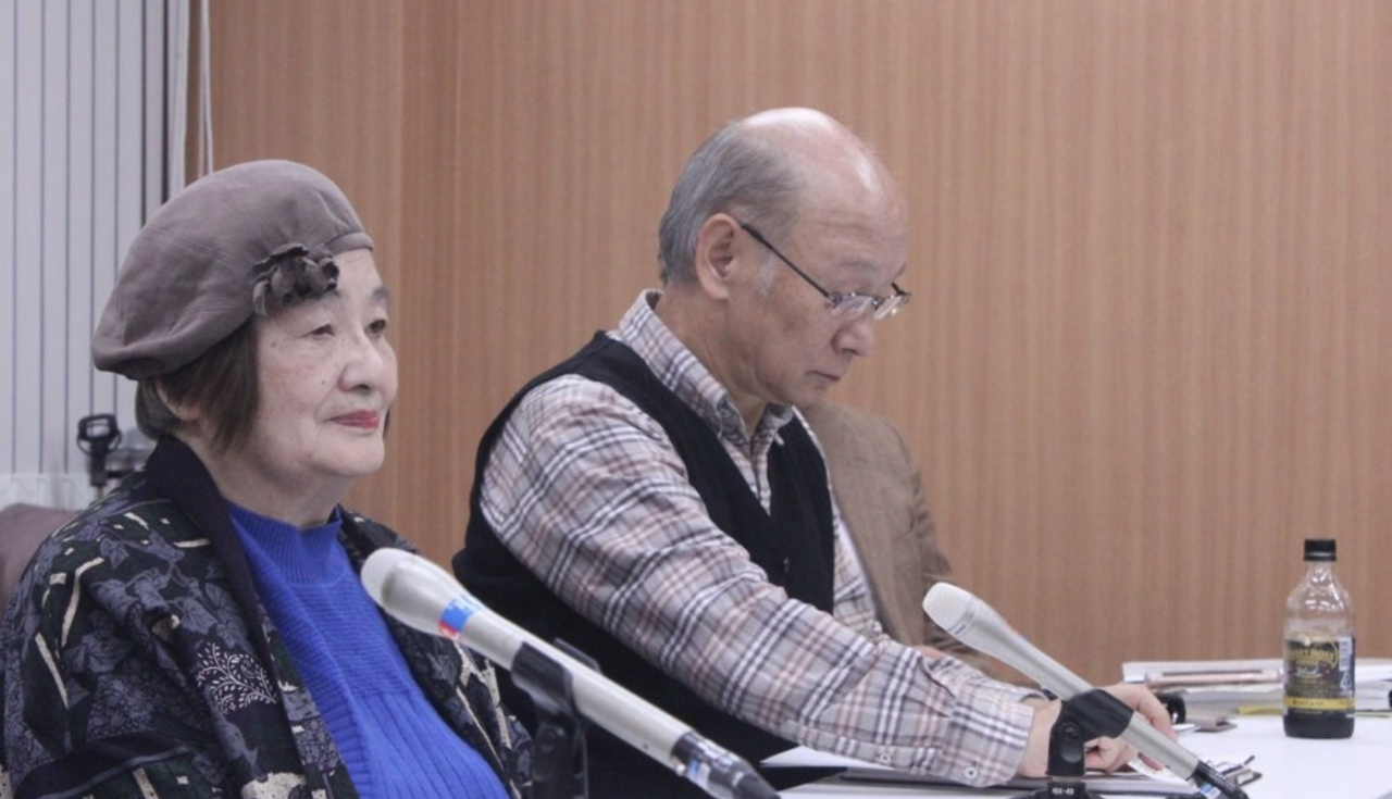 위안부를 소재로 한 영화 '침묵'를 연출한 박수남 감독(왼쪽)이 2018년 12월 6일 일본 요코하마 변호사회관에서 열린 기자회견에 참석했다. [연합]
