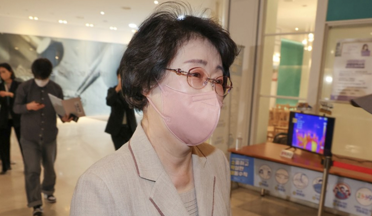 김승희 보건복지부 장관 후보자가 30일 오후 서울 서대문구 국민연금공단 충정로 사옥에 마련된 인사청문회 준비 사무실로 출근하고 있다. [연합]