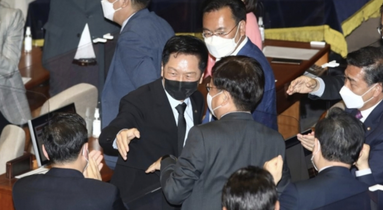 여당 의원들의 격려받는 김기현 국민의힘 의원 [연합]
