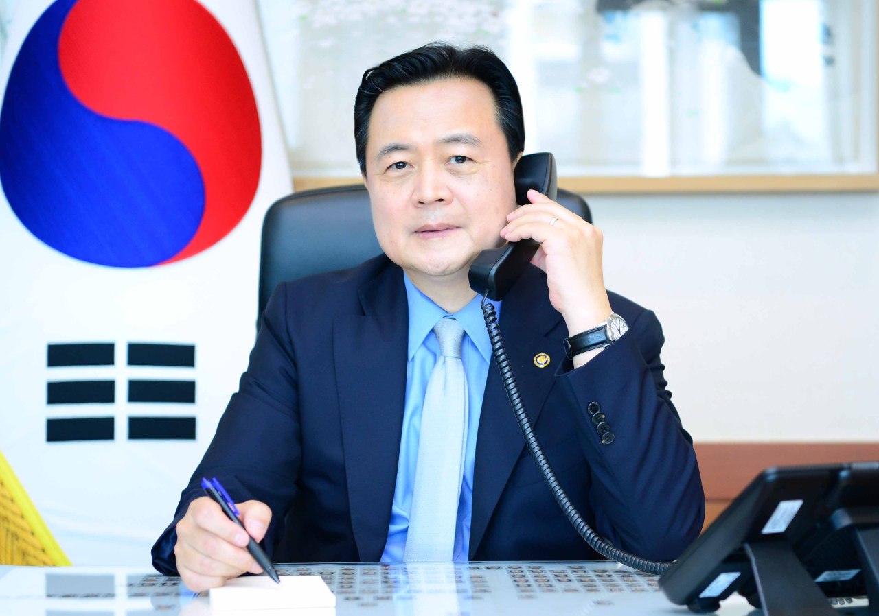 Cho Hyun-dong, vice foreign minister for South Korea, is on a phone call with Wendy Sherman, deputy US state secretary, and Japan's Takeo Mori on May 25. (Ministry of Foreign Affairs)