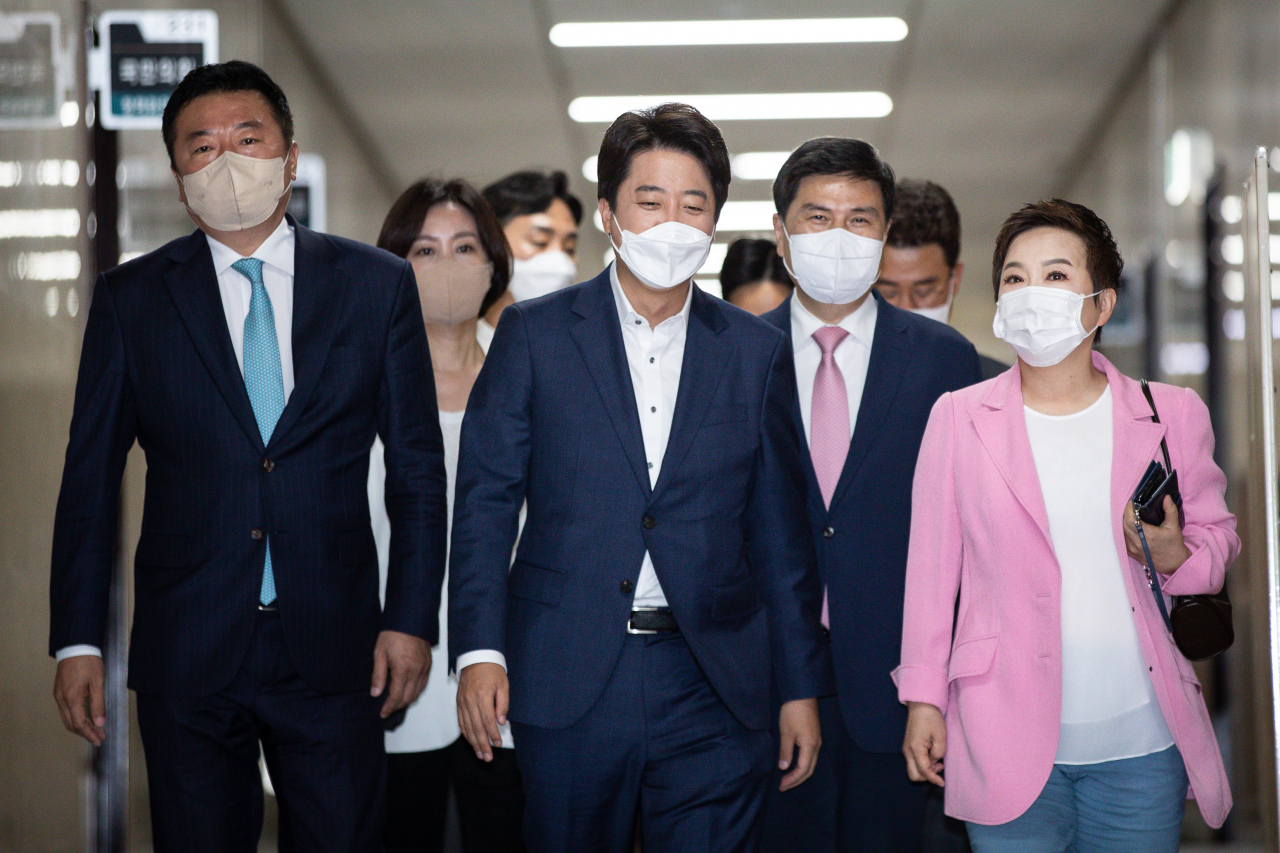 이준석 국민의힘 대표 등 지도부가 2일 오전 국회에서 열린 최고위원회의에 참석하고 있다. [박해묵 기자]