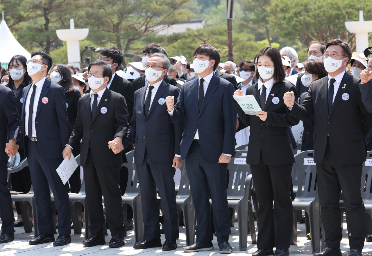 이준석 국민의힘 대표와 박지현. 윤호중 더불어민주당 공동 비상대책위원장이 지난달 18일 오전 광주 북구 국립 5·18 민주묘지에서 열린 제42주년 5·18 광주민주화운동 기념식에서 님을 위한 행진곡을 제창하고 있다. [연합]