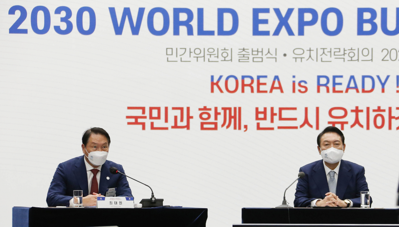 윤석열 대통령(오른쪽)과 최태원 대한상공회의소 회장이 지난달 30일 2030 부산세계박람회 유치지원 민간위원회 출범식 행사에 참여했다. 최 회장은 민간위원회 위원장을 맡았다. [대한상공회의소 제공]