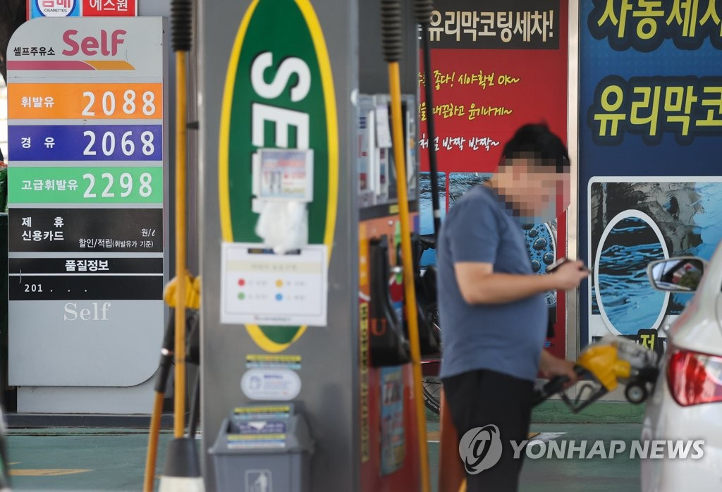 국내 휘발유와 경유 가격이 모두 L(리터)당 2000원선을 돌파한 가운데 휘발유 가격이 경유 가격을 다시 넘어섰다. [연합]