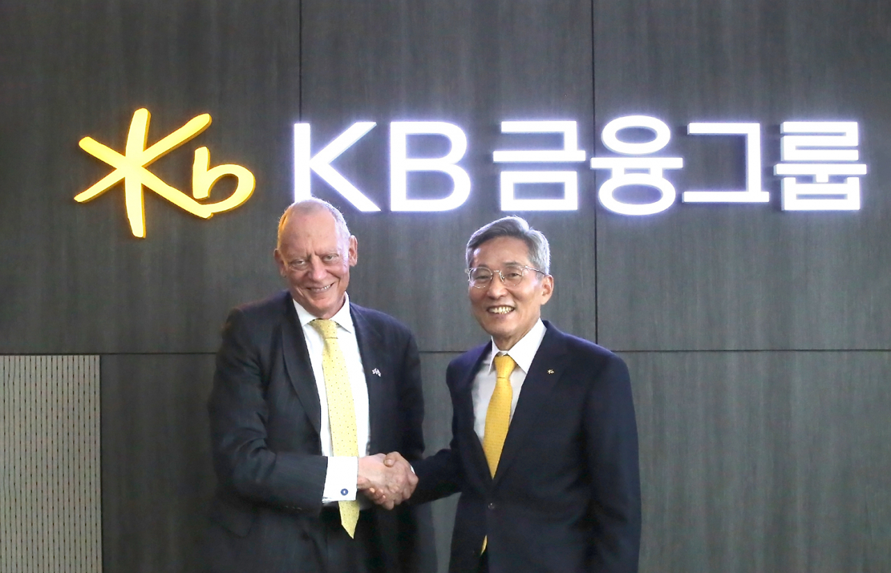 3일 오전 여의도에 위치한 KB국민은행 신관에서 KB금융그룹 윤종규 회장(오른쪽)과 영국의 국제통상 및 에너지·산업전략 부장관 게리 그림스톤(왼쪽)이 미팅을 끝내고 기념촬영을 하고 있다.