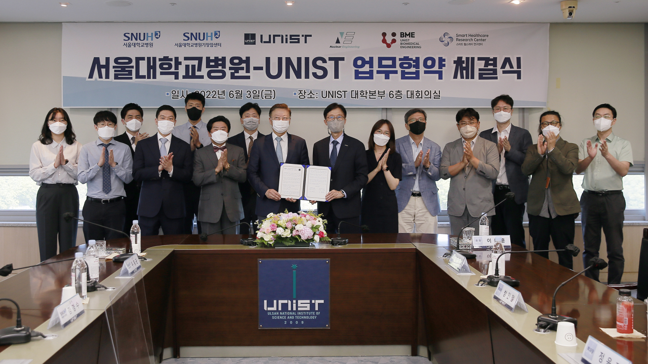 UNIST와 서울대학교병원은 중입자치료 중심 스마트 방사선 의과학의 발전을 도모하기 위한 업무협약을 체결했다.[UNIST 제공]