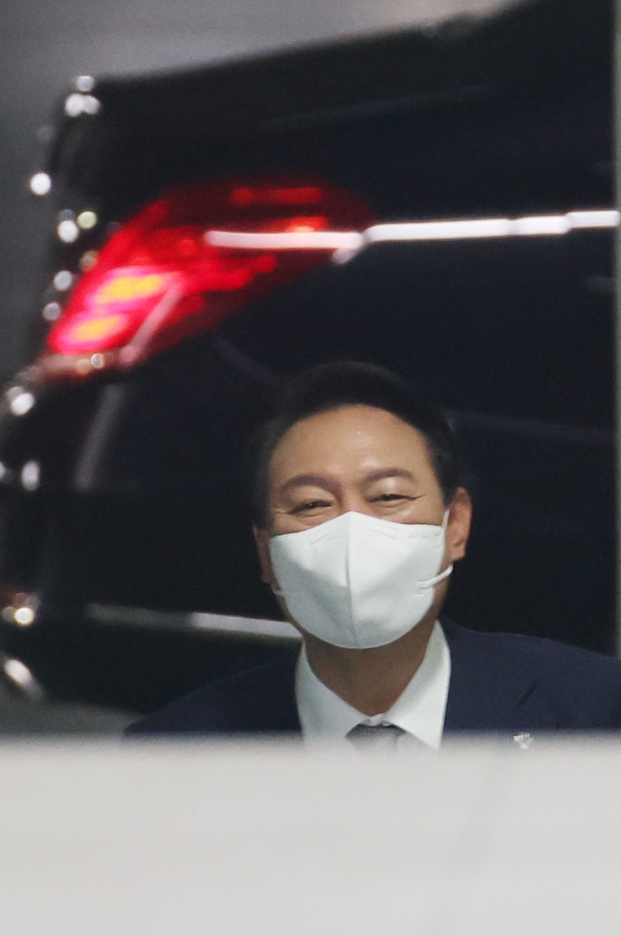 윤석열 대통령이 밝은 표정으로 3일 오전 서울 용산 대통령실 청사로 출근하고 있다. 연합뉴스