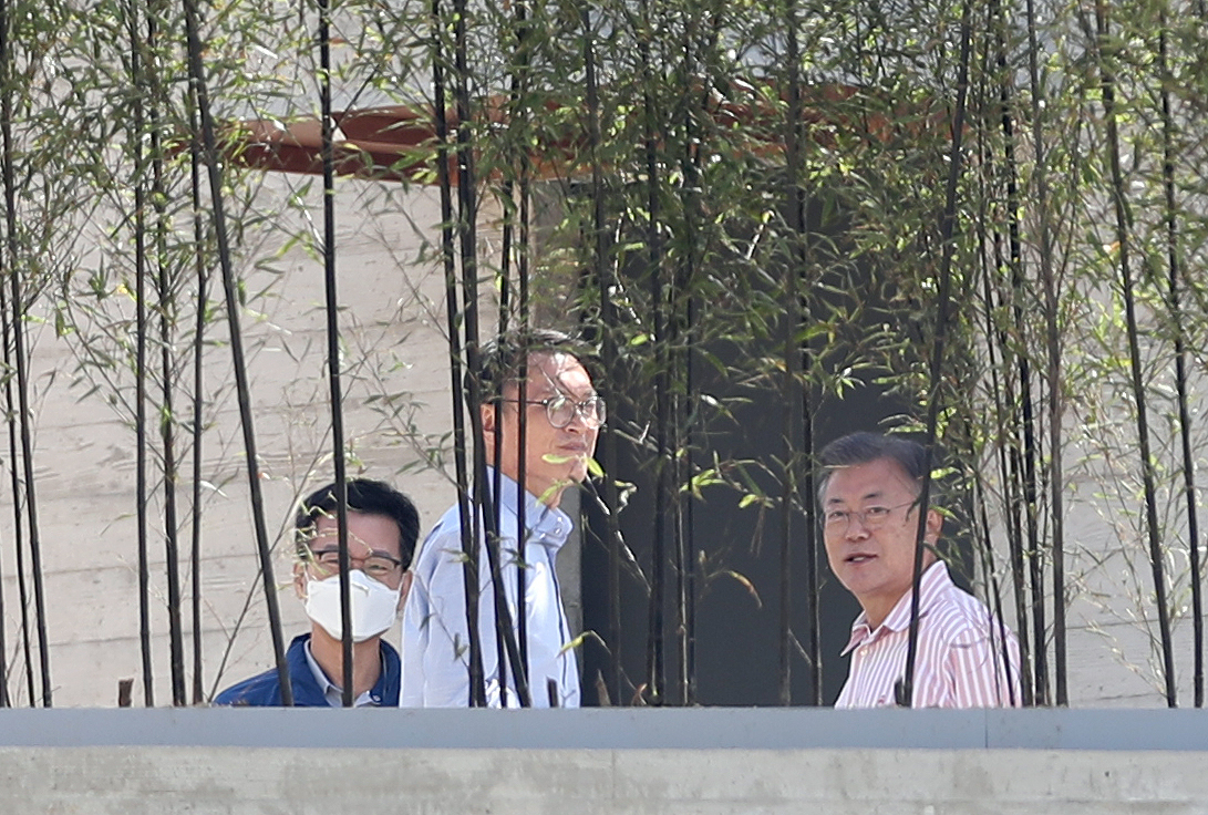 문재인 전 대통령이 지난달 11일 오전 경남 양산시 하북면 평산마을 사저에서 관계자와 대화하고 있다. [연합]