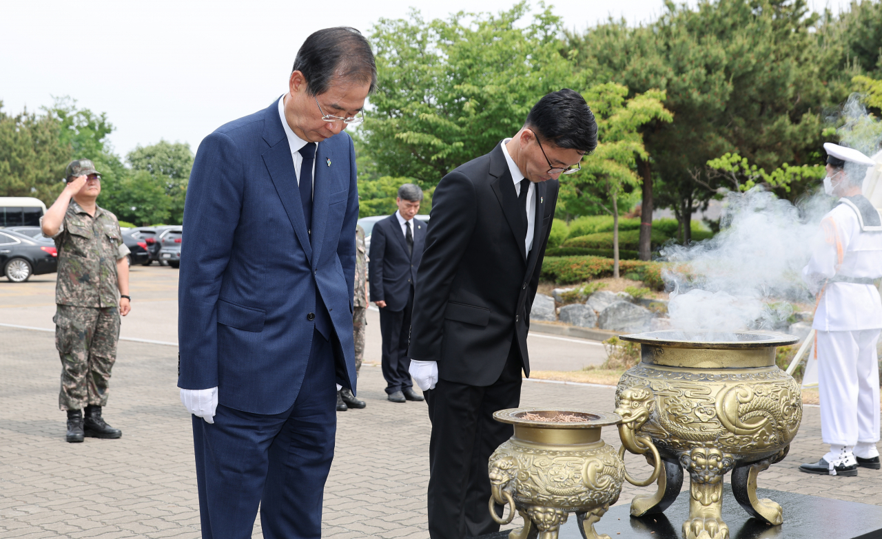 한덕수 국무총리가 현충일을 앞두고 4일 경기도 평택시 해군 제2함대 사령부를 방문해 제2연평해전 전적비에 헌화·분향한 후 묵념하고 있다. [연합]