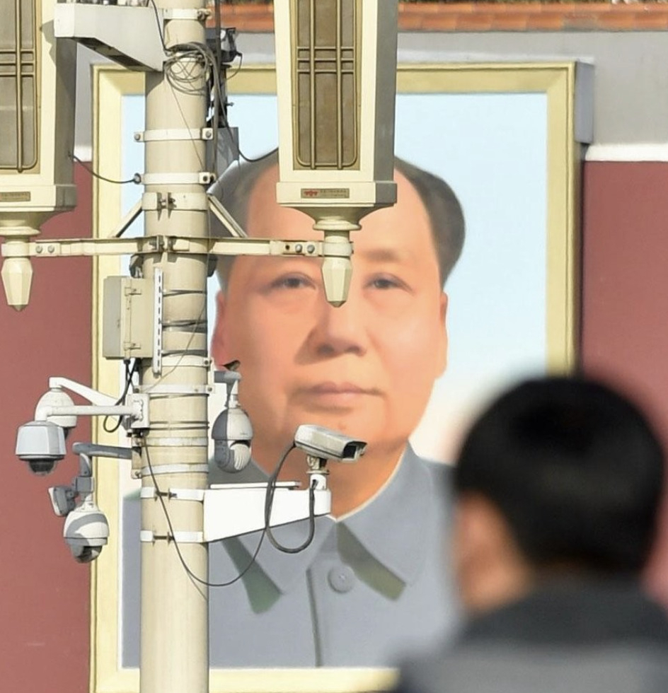 감시카메라와 톈안먼 광장의 마오쩌둥 초상화 [베이징 교도/연합]