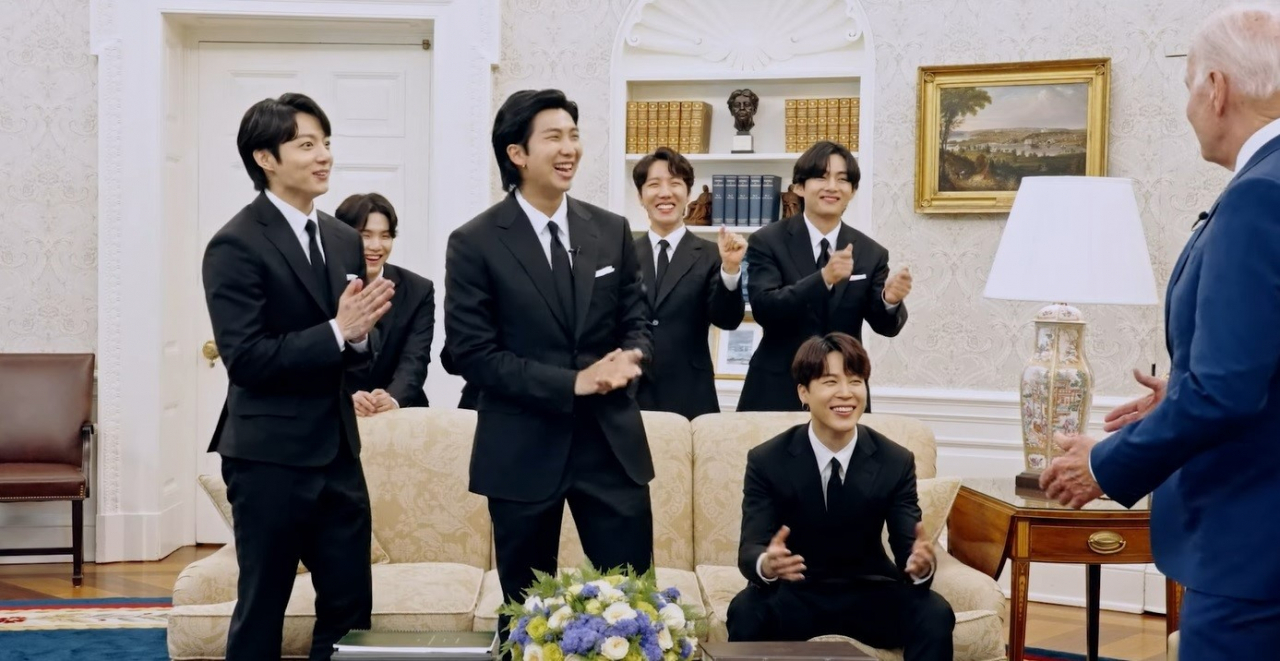 지난 4일 백악관에서 조 바이든 미국 대통령이 BTS 인기곡 '버터'(Butter)를 틀자 환호하는 모습 [백악관 유튜브]