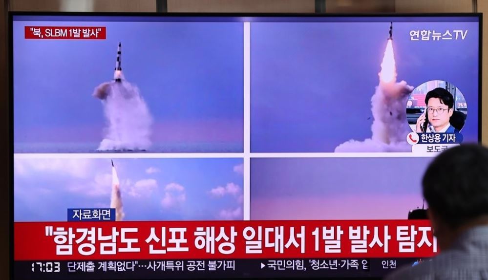 In this file photo, a news report on North Korea's short-range ballistic missile launch is aired on a TV screen at Seoul Station in Seoul on May 7, 2022. (Yonhap)