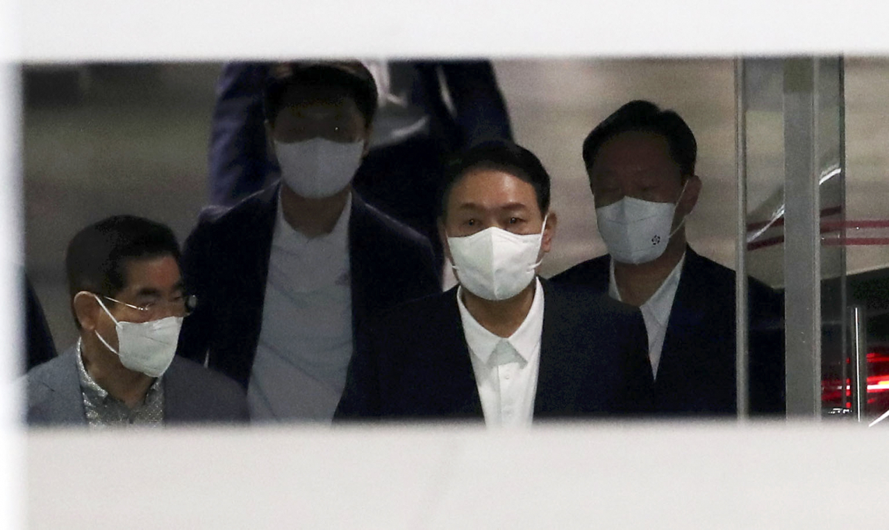 북한이 동해상으로 탄도미사일을 발사한 5일 오전 윤석열 대통령이 용산 대통령실 청사로 출근하고 있다. [연합]