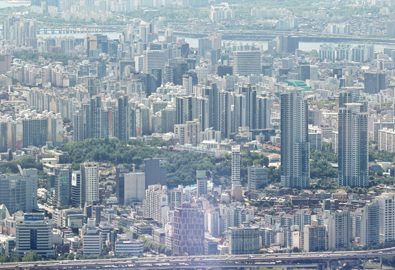 서울 강남과 용산 등 최상급 입지에서 '똘똘한 한 채'에 대한 선호 현상이 갈수록 심화되고 있다. 31일 국토교통부 실거래가 공개시스템에 따르면 서울 강남구 청담동 'PH129'(더펜트하우스청담) 전용면적 273.96㎡는 지난달 28일 145억 원(16층)에 직거래돼 아파트 역대 최고 매매가를 경신했다. 사진은 1일 롯데월드타워 전망대 서울스카이에서 바라본 서울 강남 일대의 모습. [연합]