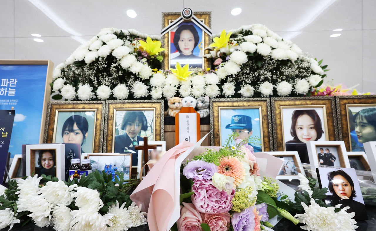 공군 성폭력 피해자 고(故) 이예람 중사 1주기를 하루 앞둔 지난해 5월20일 경기도 성남시 국군수도병원 장례식장에서 열린 추모의 날에서 고인의 사진 앞에 국화꽃이 놓여 있다. [연합]