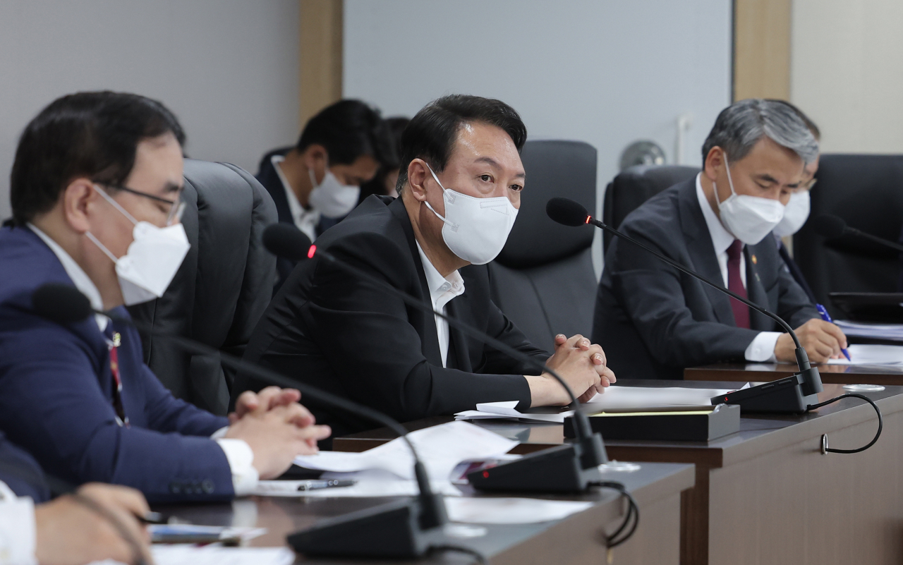 윤석열 대통령이 5일 오전 용산 대통령실 청사 지하 국가위기관리센터에서 김성한 국가안보실장 주재로 열린 국가안보보장회의(NSC) 상임위원회에 임석하고 있다. [연합]
