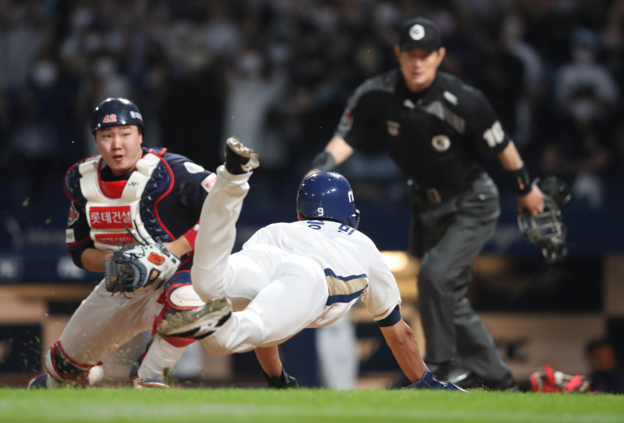 3일 경남 창원NC파크에서 열린 '2022 신한은행 쏠(SOL) KBO 리그' NC 다이노스와 롯데 자이언츠 경기. 8회 말 1사 3루 상황 NC 6번 권희동 안타 때 3루 주자 최승민이 홈 베이스 터치를 시도하고 있다. [연합]