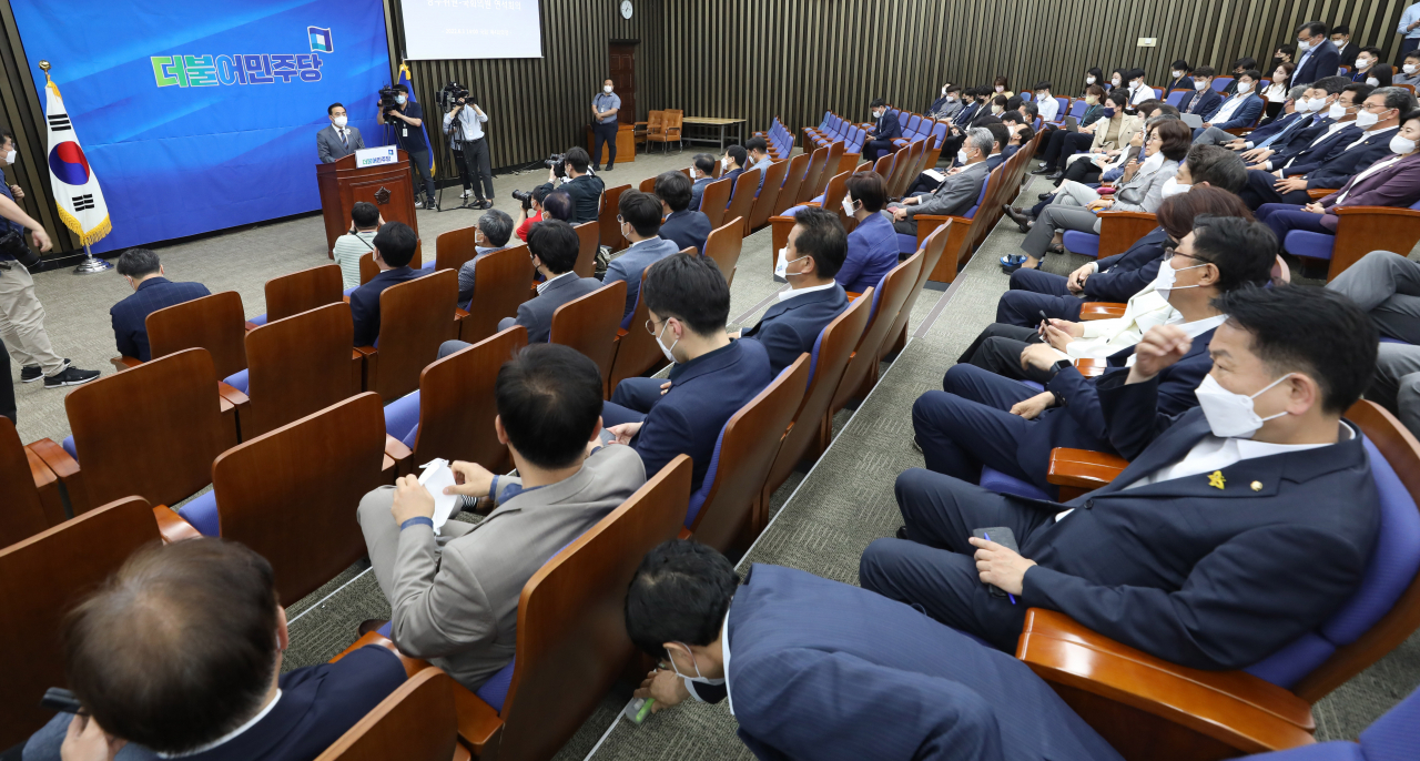 더불어민주당 박홍근 당대표 직무대행 겸 원내대표가 3일 서울 여의도 국회에서 열린 당무위원-국회의원 연석회의에서 인사말을 하고 있다. [연합]