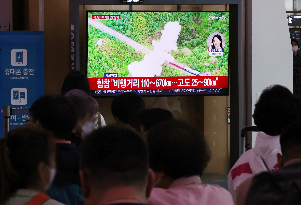 북한이 5일 동해상으로 단거리 탄도미사일(SRBM) 8발을 발사한 가운데 이날 오후 서울역 대합실에서 시민들이 관련 뉴스를 시청하고 있다. [연합]