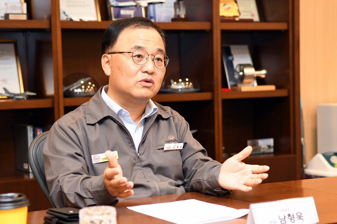 남형욱 창원사업장장(전무)이 헤럴드경제와 인터뷰하고 있다 [한화에어로스페이스 제공]