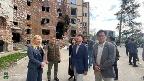 This image of People Power Party Chairman Lee Jun-seok (2nd from R) and Kyiv Gov. Oleksiy Kuleba (2nd from L) is captured from the governor's Facebook page. (Lee Jun-seok's Facebook page)