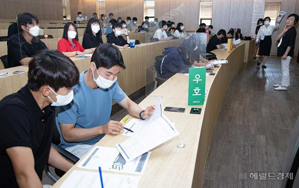 광주대 대학생활·진로상담센터가 학교 행정관 4층 스마트강의실에서 스포츠과학부 50여 명 학생을 대상으로 성격 이해 워크숍 ‘티키타카’ 프로그램을 진행하고 있다.