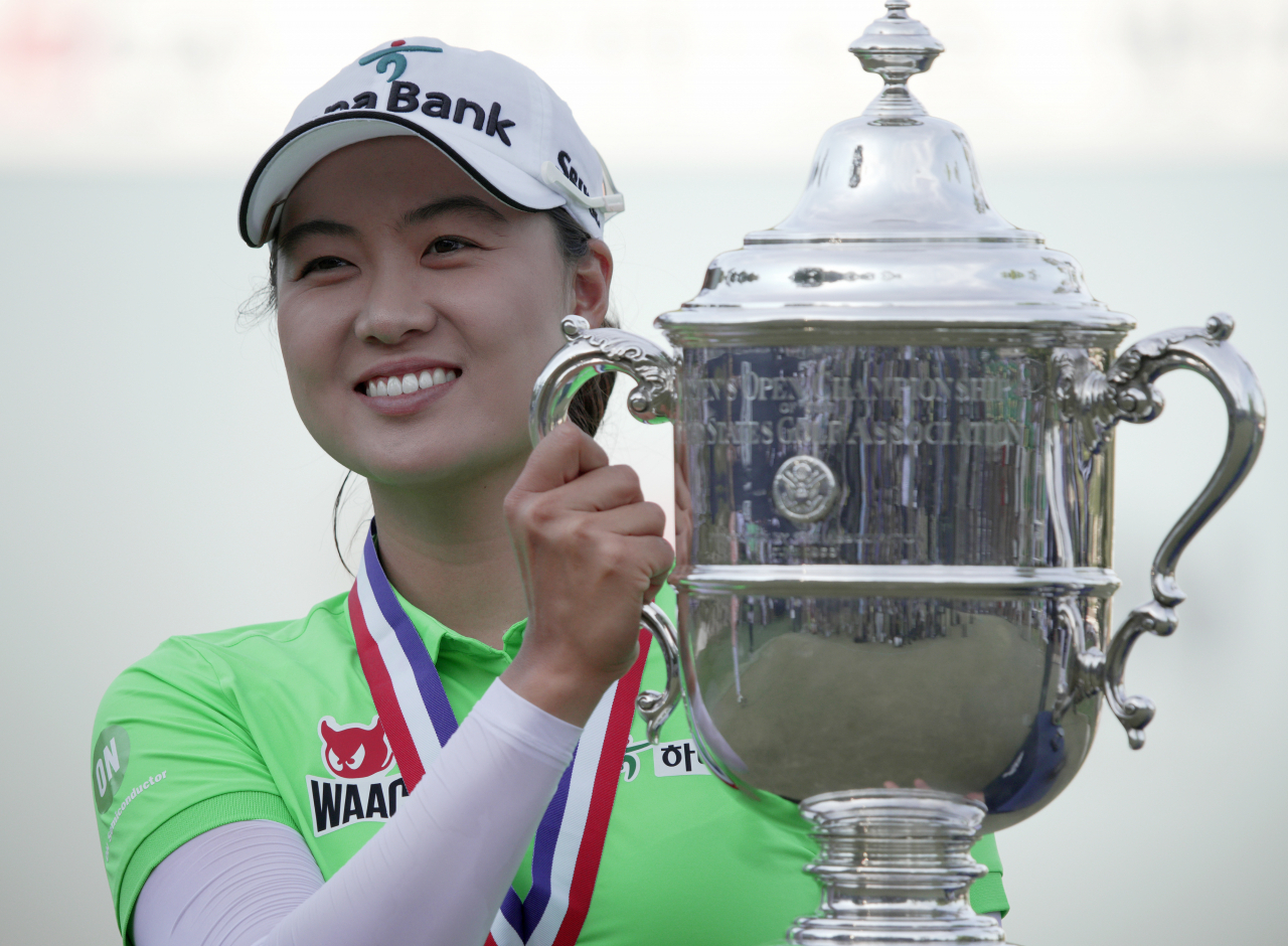 이민지가 US여자오픈 우승 트로피를 들고 활짝 웃고 있다. [UPI]