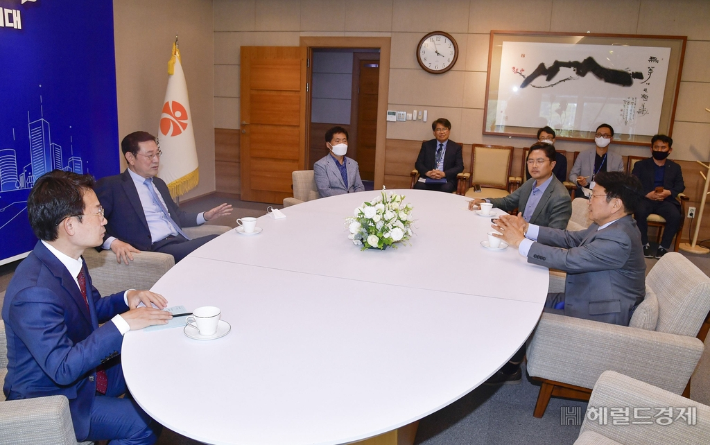 강기정(오른쪽) 광주시장 당선인과 이용섭 광주시장(왼쪽 두번째)이 지난 3일 오후 광주시장 접견실에서 이야기를 나누고 있다.