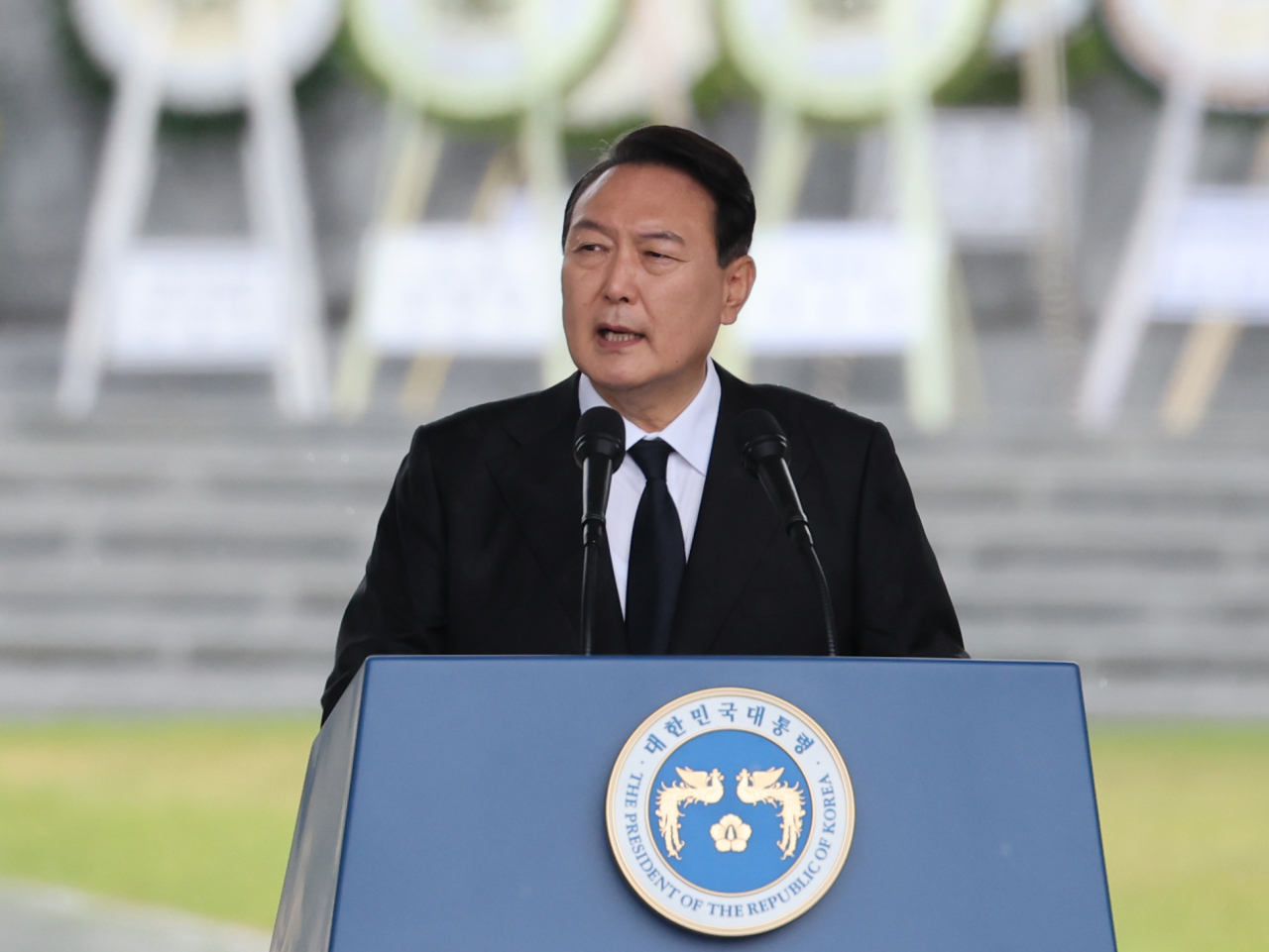 윤석열 대통령이 6일 오전 서울 동작구 국립서울현충원에서 열린 제67회 현충일 추념식에서 추념사를 하고 있다. [연합]