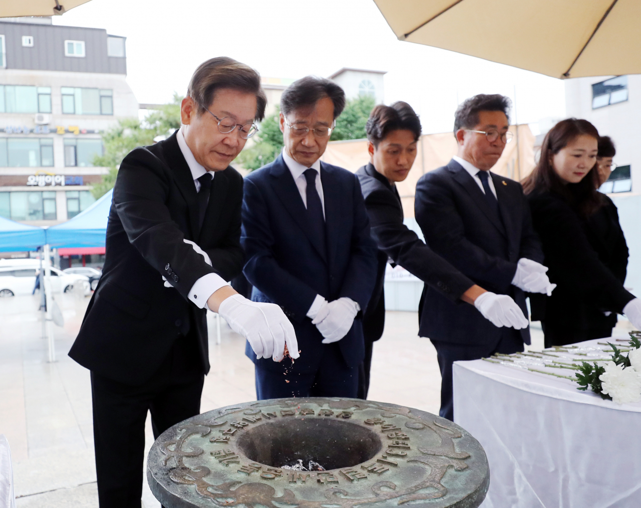 이재명(왼쪽 첫번째) 더불어민주당 의원이 현충일인 6일 오전 인천시 계양구 황어장터 3·1만세운동기념탑을 찾아 분향하고 있다. [연합]