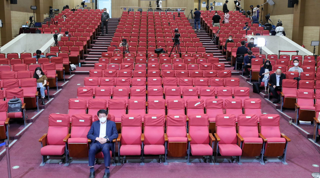 The situation room for the Democratic Party of Korea is vastly empty Wednesday shortly after exit poll results hinted a landslide victory for the ruling People Power Party. (Joint Press Corps)